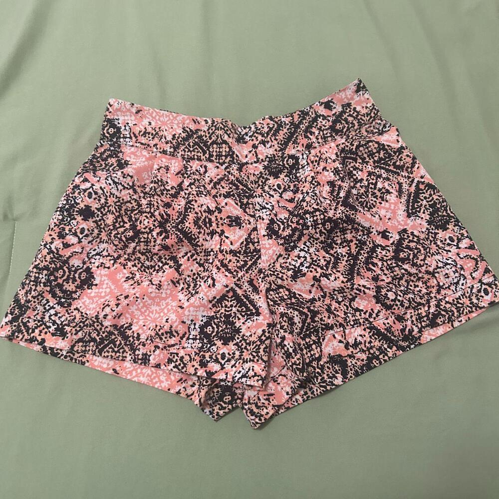 Charlotte Rousse printed shorts with an elastic waistband. Super cute print. Gen